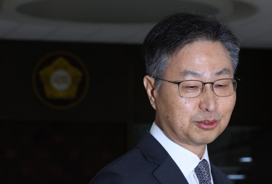 최재해 감사원장이 29일 국회 예결위 회의에 입장하며 탄핵 관련 입장을 말하고 있다. 연합뉴스.